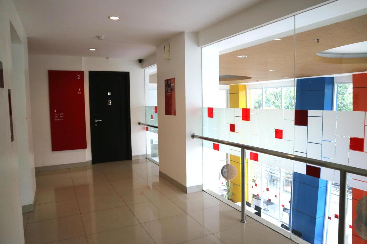 Amaris Hotel Dr. Susilo Grogol Джакарта Екстериор снимка