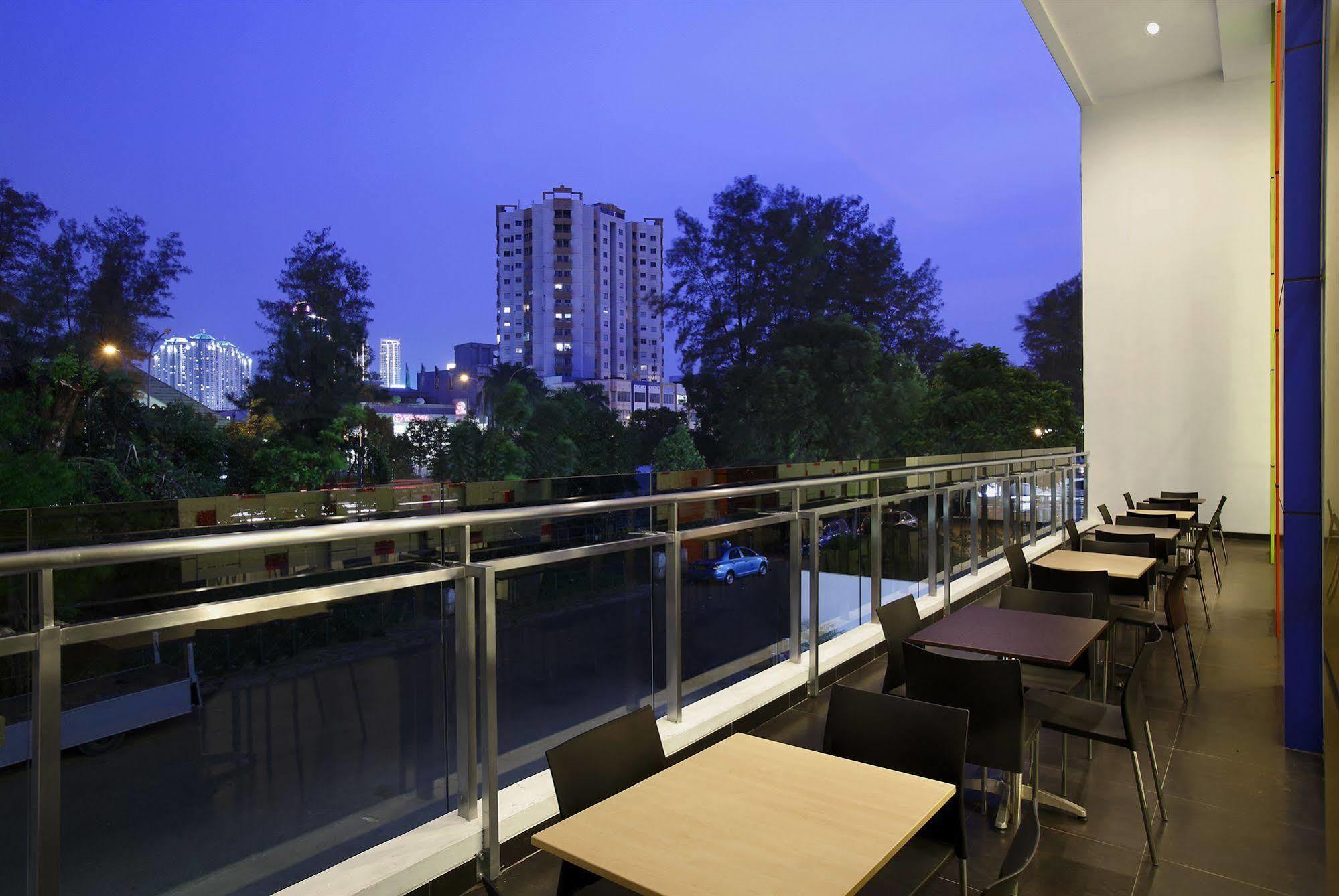Amaris Hotel Dr. Susilo Grogol Джакарта Екстериор снимка